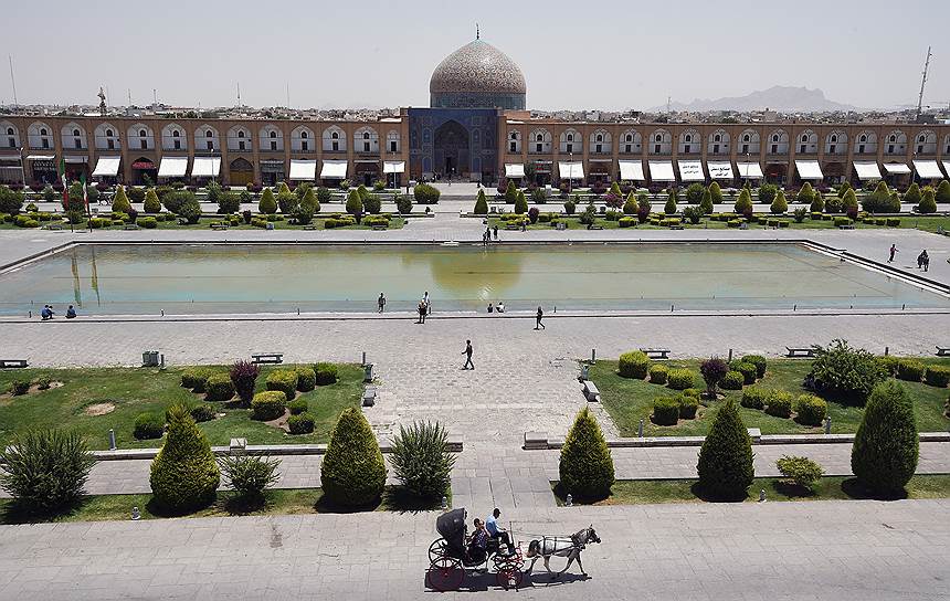 Главная площадь Исфахана Накш-е Джахан была построена между 1598 и 1629 годами, при шахах сафавидской династии. На восточной стороне площади — шедевр персидской архитектуры мечеть «Шейха Лютфуллы»