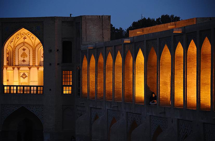 Древние мосты через реку Заянде Руд в Исфахане (на фото — мост Хаджу) популярные места для прогулок и встреч горожан