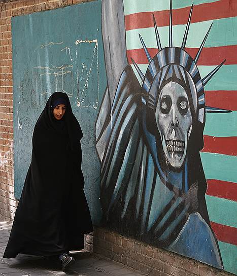 Бывшее американское посольство («Гнездо шпионажа») одно из немногих туристических мест Тегерана — здание привлекает путешественников нетрадиционными для страны граффити
