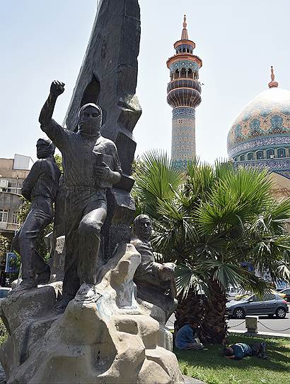 Тень Монумента в честь борцов за освобождение Палестины в Тегеране спасает горожан в жару