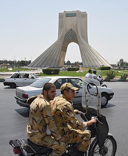 Башня Свободы (Азади) — архитектурный символ Тегерана. Она была построена в 1971 году в честь 2500-летия Персидской империи. Шах Мохаммед Реза Пехлеви любил противопоставлять древние зороастрийские традиции Ирана более молодому исламу