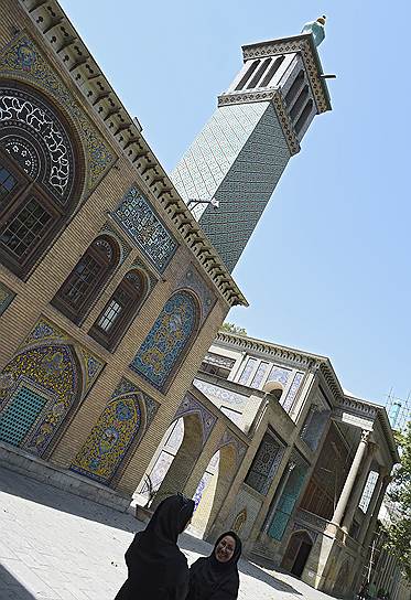 Бадгир в шахском дворце Голестан в Тегеране. Бадгиры — традиционные иранские башни-ветроуловители, древние аналоги вентиляторов, помогавшие пережить жару
