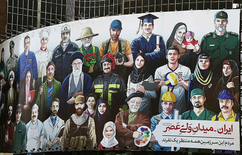 Как бы ни уверяли плакаты, вокруг главы Ирана и духовного лидера всех мусульман-шиитов страны аятоллы Али Хаменеи (в центре) сплачивается далеко не весь народ