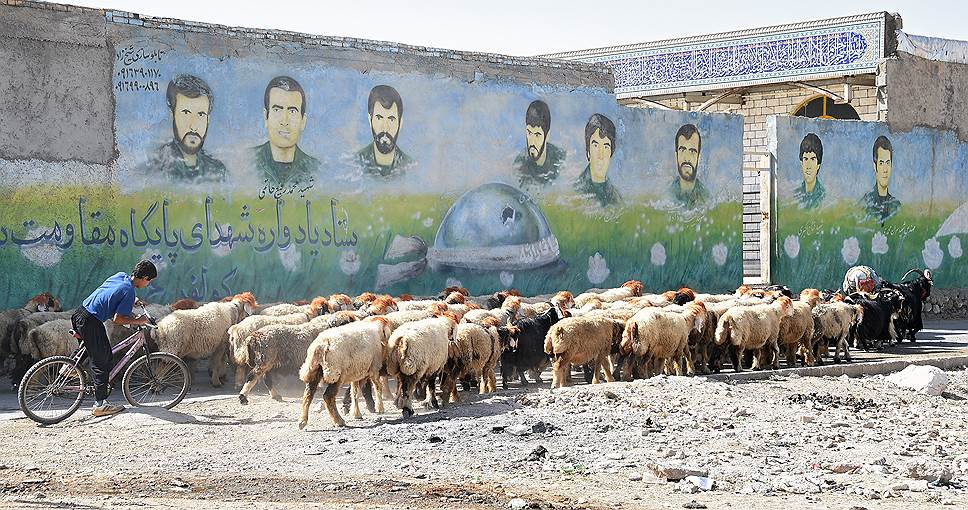 Многочисленные шахиды «смотрят» на иранцев с плакатов и граффити повсеместно — даже в деревне между Ахвазом и Исфаханом