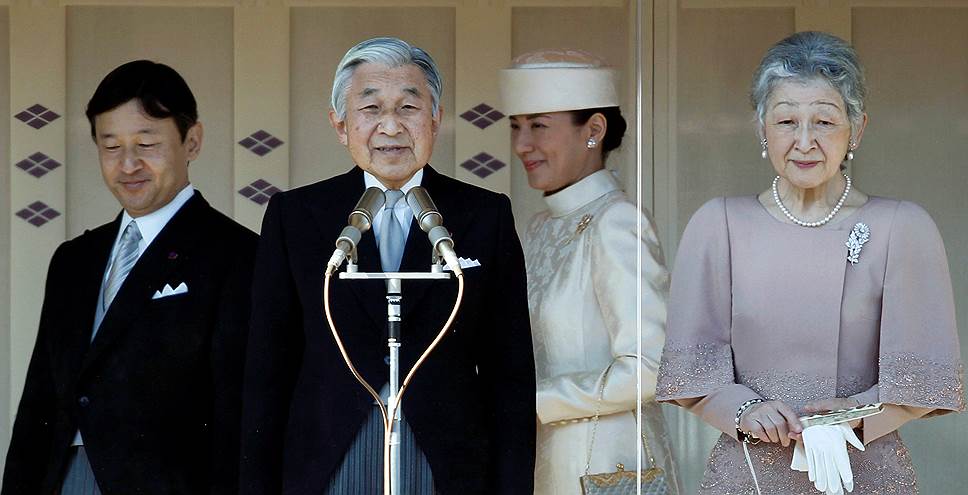 Японский император Акихито (в центре)