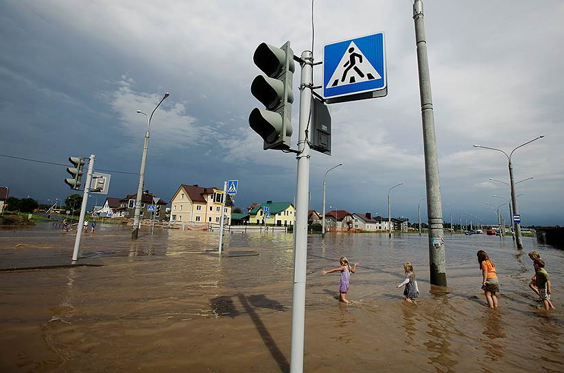 Минск, Белоруссия. Затопленная из-за сильных дождей улица