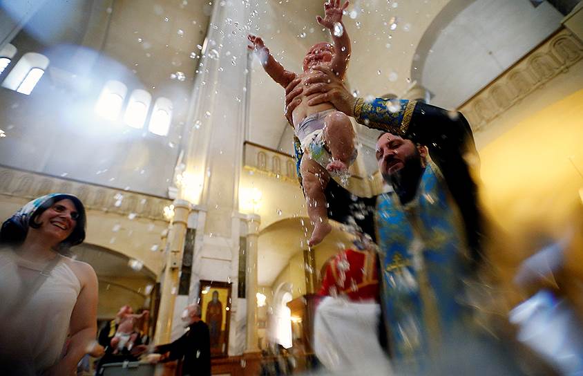 Тбилиси, Грузия. Массовое крещение младенцев в соборе Святой Троицы