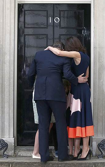 Лондон, Великобритания. Бывший премьер-министр Великобритании Дэвид Кэмерон со своей семьей перед своим офисом на Даунинг стрит