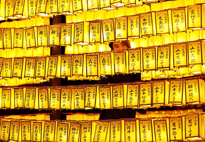 Токио, Япония. Горящие бумажные фонари, зажженные в память о более 2,4 млн погибших и похороненных в храме Якусуни военных, на фестивале Митама