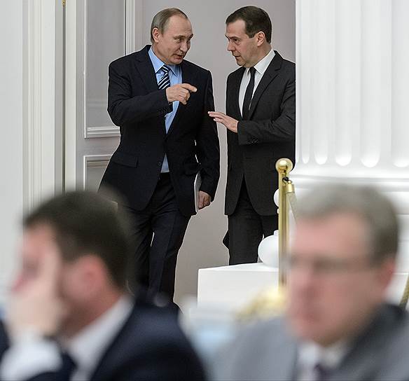 Владимир Путин спустя десять дней отсутствия в публичном пространстве возник в нем вместе с Дмитрием Медведевым