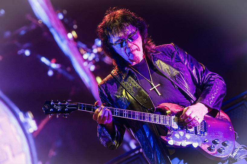 Гитарист британской группы Black Sabbath Тони Айомми во время концерта в спорткомплексе «Олимпийский»