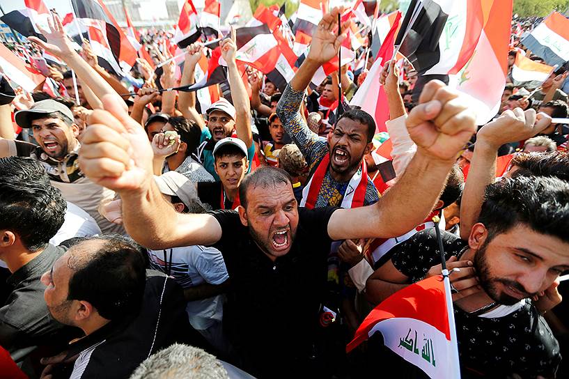 Багдад, Ирак. Сторонники иракского  священнослужителя-шиита Муктады аль-Садра выкрикивают лозунги во время акции протеста против коррупции на площади Тахрир
