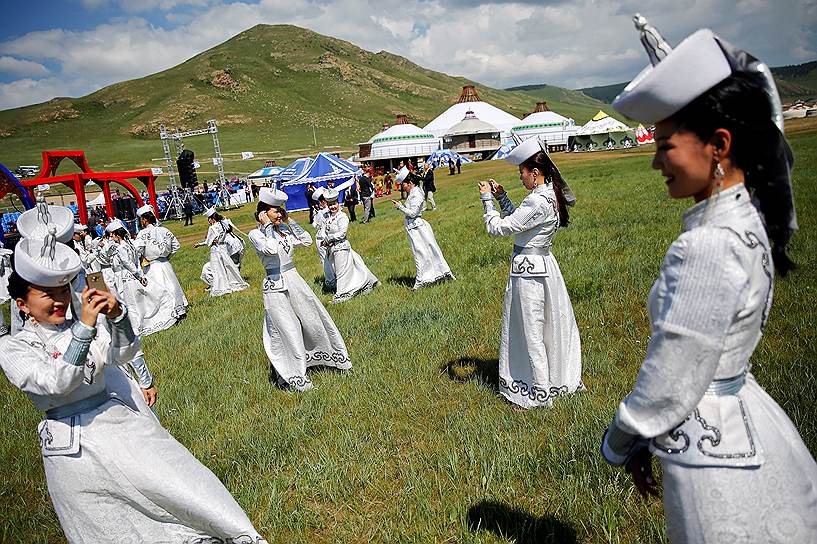 Улан-Батор, Монголия. Участницы 11-й встречи глав государств и правительств стран-участниц форума «Азия-Европа» (АСЕМ) в национальных костюмах делают селфи перед встречей с делегациями гостей