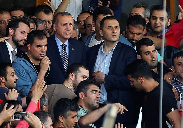 Президент Турции Реджеп Тайип Эрдоган (в центре) в аэропорту Стамбула