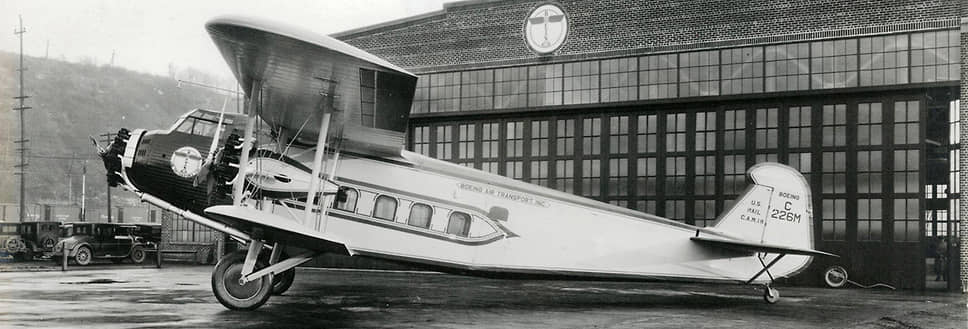 В 1928 году компания впервые выпустила самолет, ориентированный на комфорт пассажиров,— Model 80. Он был оснащен лампами для чтения, вентиляцией, горячей и холодной водой, сиденья были обиты кожей. Впервые на рейсах появились стюардессы
