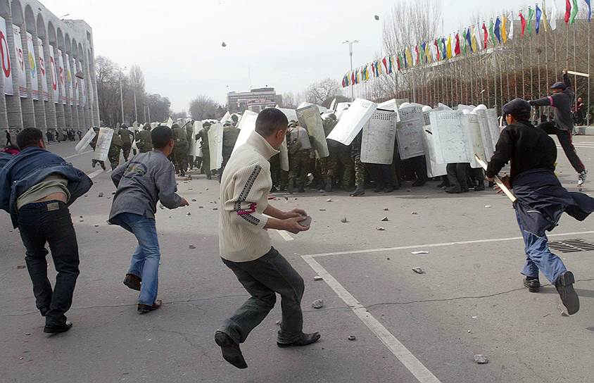 24 марта 2005 года в Бишкеке недовольные итогами парламентских выборов захватили правительство, парламент, телецентр, в центре города начались массовые погромы