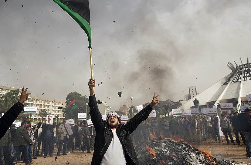 В феврале 2011 года в Ливии после ареста правозащитника Фатхи Тербиля начались акции протеста в Бенгази. Беспорядки с требованием отставки властей перекинулись на другие города и переросли в полномасштабную гражданскую войну