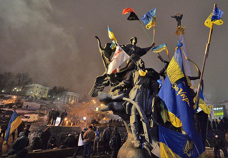 18 февраля 2014 года в Киеве, после многомесячных акций протеста, вызванных приостановкой подготовки к подписанию соглашения об ассоциации Украины с Евросоюзом, произошли столкновения между протестующими и силовиками, десятки человек погибли. 22 февраля президент Украины Виктор Янукович покинул страну
