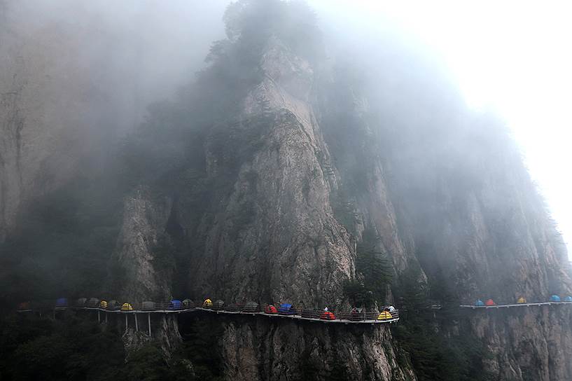 Хэнань, Китай. Установка палаток вдоль горной дороги во время фестиваля кемпинга