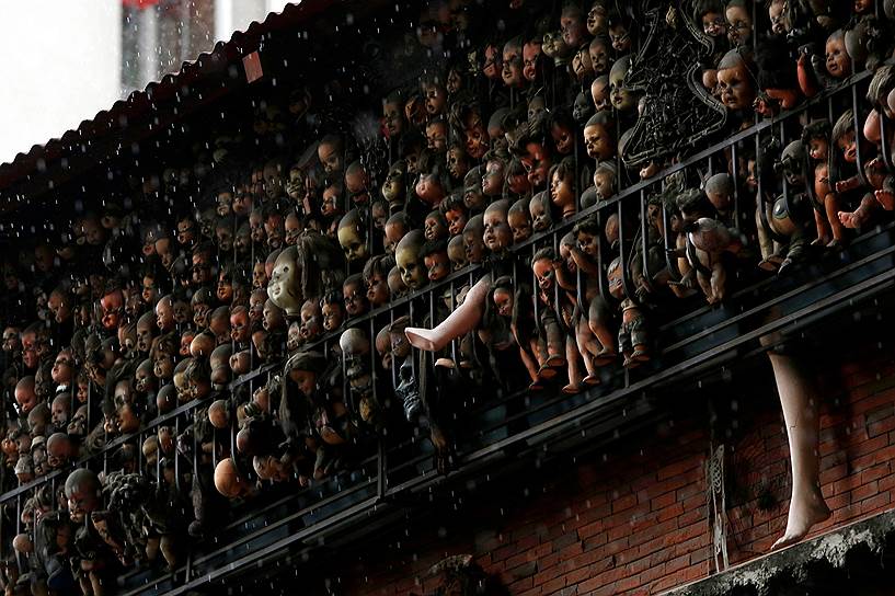 Каракас, Венесуэла. Куклы на балконе художника и коллекционера Этаниса Гонзалеза