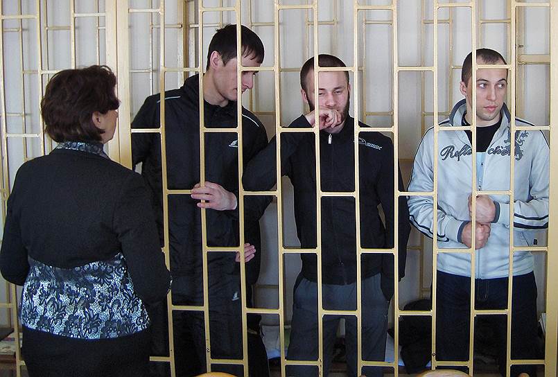 Слева направо: адвокат Елена Мельникова, участники «кировской банды» Владимир Илютиков, Александр Ковтун и Алексей Никитин