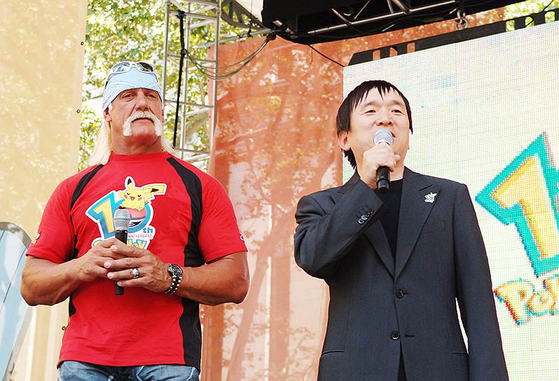 Актер Халк Хоган и создатель покемонов Сатоси Тадзири (справа) на вечеринке, посвященной  десятилетию создания видеоигры. Нью-Йорк, август 2006 года