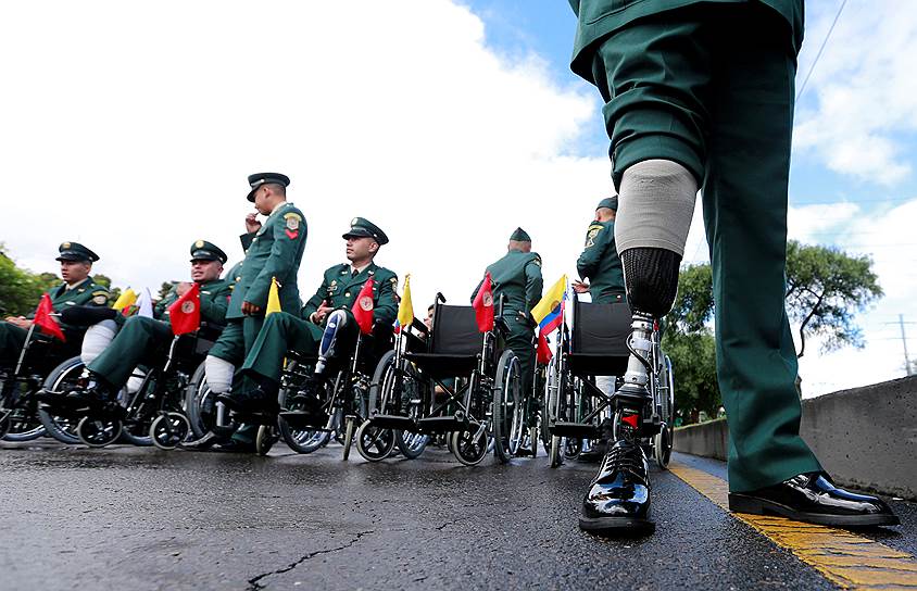 Богота, Колумбия. Солдаты-инвалиды во время военного парада в честь 206-й годовщины завоевания Колумбией независимости 