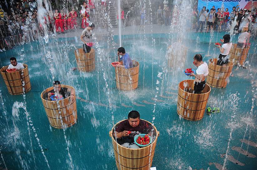 Ханчжоу, Китай. Участники соревнований по поеданию перцев чили 