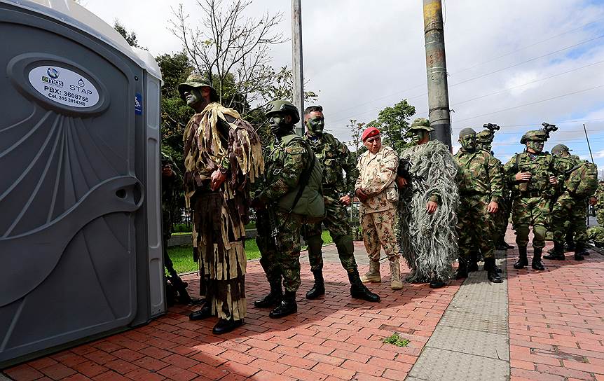 Богота, Колумбия. Солдаты стоят в очереди в туалеты во время военного парада в честь 206-й годовщины завоевания Колумбией независимости 