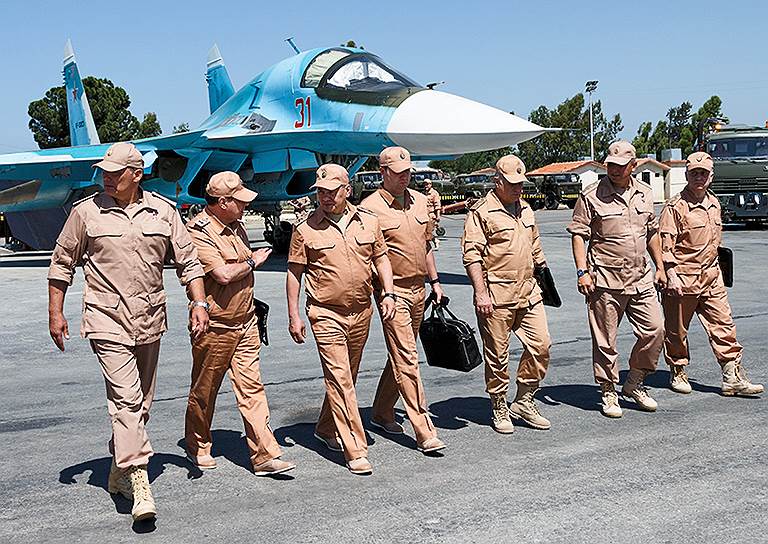 Министр обороны России Сергей Шойгу (в центре) 