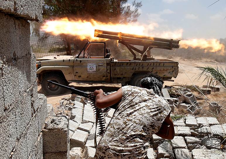 Сирт, Ливия. Ливийские войска во время боя с боевиками «Исламского государства»