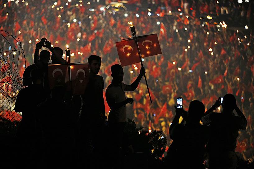 Стамбул, Турция. Демонстрация сторонников турецкого правительства 