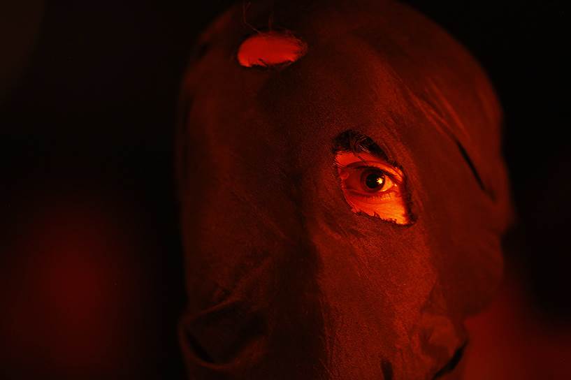 Сринагар, Индия. Одетый в маску  участник протестов в индийском Кашмире 