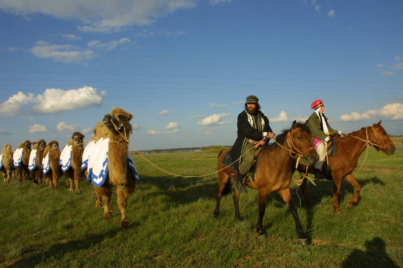 В 2002 году Федор Конюхов участвовал в первой в истории России караванной экспедиции на верблюдах «По следам Великого шелкового пути-2002», протяженность которой составила 1050 км