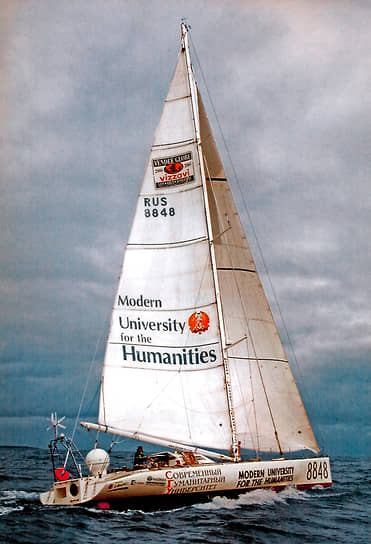 В 1998-1999 годах Федор Конюхов принял участие в американской одиночной кругосветной гонке «Around Alone 1998/99»&lt;br>
На фото: яхта путешественника в Атлантическом океане

