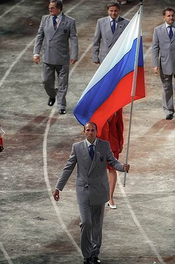 15 сентября 2000 года на Олимпиаде в Сиднее (Австралия) российским знаменосцем стал гандболист Андрей Лавров. Его команда в результате стала победителем турнира, обыграв в финале сборную Швеции со счетом 28:26