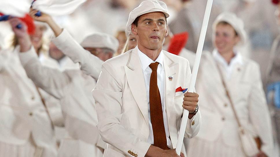 13 августа 2004 года на открытии Игр в Афинах российский флаг пронес пловец Александр Попов, которому в результате не удалось завоевать в Греции наград. На Олимпиадах в 1992 и 1996 годах он стал обладателем восьми золотых и серебряных медалей, в 2000 году — одной серебряной