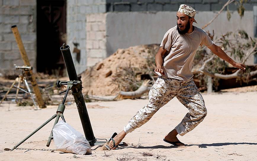 Сирт, Ливия. Солдат ливийских войск стреляет из миномета во время сражения с боевиками «Исламского государства»