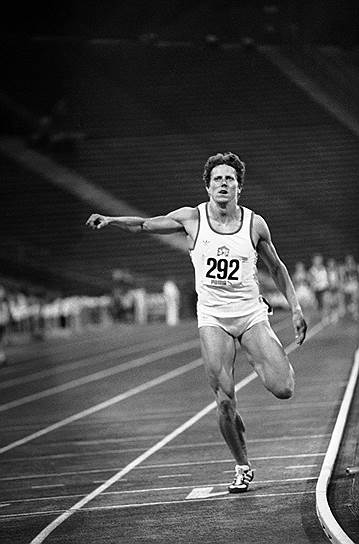 26 июля 1983 года спортсменка из Чехословакии пробежала 800 м за 1 минуту 53,28 секунды. Мировой рекорд был установлен на олимпийском стадионе в Мюнхене. Он является старейшим мировым рекордом для соревнований под открытым небом. Ярмиле Кратохвиловой также принадлежит рекорд на 400 м в закрытых помещениях: 34 года назад, 7 марта 1982 года, она преодолела дистанцию за 49,59 секунды