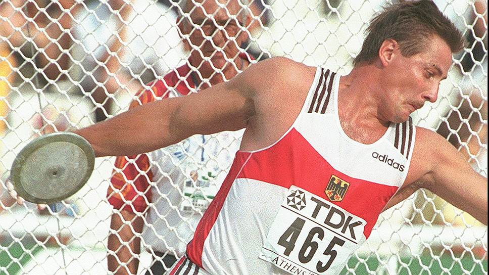 Более 30 лет никто не может побить мужской рекорд в метании диска. 6 июня 1986 года спортсмен из ГДР Юрген Шульт на турнире в Нойбранденбурге (ФРГ) отправил снаряд на 74,08 м