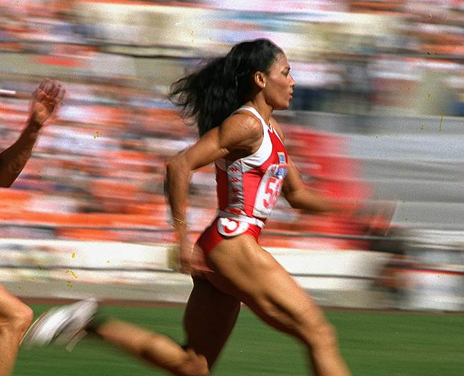 28 лет назад, 16 июля 1988 года, американская спринтерша Флоренс Гриффит-Джойнер установила мировой рекорд в беге на 100 м на турнире в Индианаполисе (США). Ее результат — 10,49 секунды. Спустя два месяца, 29 сентября, она установила еще один рекорд, не побитый до сих пор. На Олимпиаде в Сеуле американка пробежала 200 м за 21,34 секунды, став трехкратной чемпионкой Игр (дистанции 100 и 200 м, эстафета 4х100 м). Спортсменка скоропостижно скончалась в 38 лет от сердечного приступа, но на данный момент не имеется прямых доказательств применения ею допинга