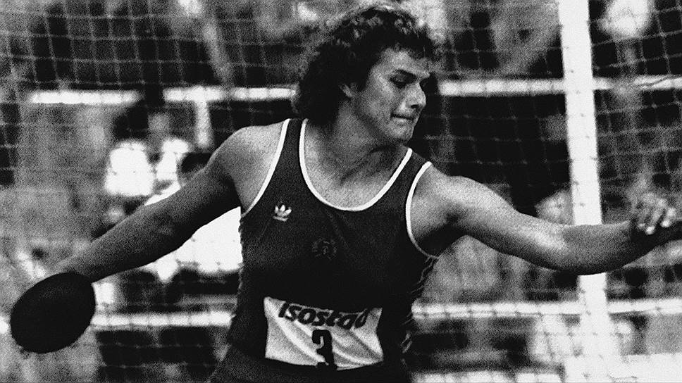 28 лет назад, 9 июля 1988 года представительница ГДР Габриэла Райнш на турнире в Нойбранденбурге (ФРГ) метнула диск на 76,8 м. Примечательно, что этот результат превышает мужской мировой рекорд