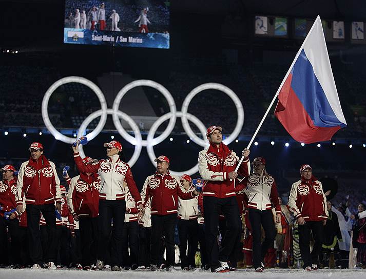 12 февраля 2010 года в Ванкувере (Канада) российский флаг пронес хоккеист Алексей Морозов, серебряный призер Олимпиады в Нагано. В Канаде хоккейной сборной России не удалось завоевать наград. Олимпиада стала для россиян провальной — в медальном зачете Россия заняла 11-е место, завоевав 15 наград, из которых золотых — три, серебряных — пять, бронзовых — семь