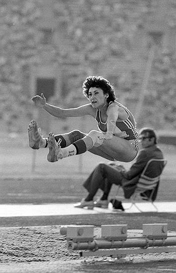 Столько же держится рекорд советской спортсменки Галины Чистяковой. 11 июня 1988 года в Ленинграде она прыгнула на 7,52 м