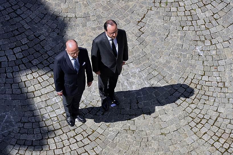 Министр внутренних дел Франции Бернар Казнёв и президент Франсуа Олланд 