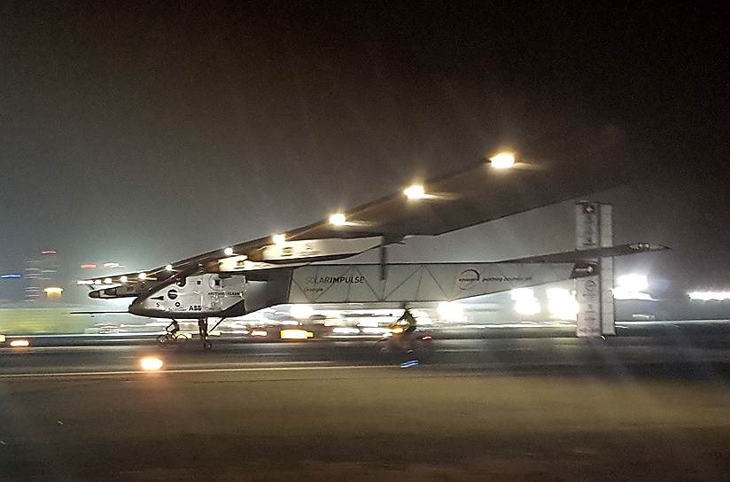 Абу-Даби, ОАЭ. Посадка самолета на солнечных батареях Solar Impulse 2, завершившего первое  кругосветное путешествие 