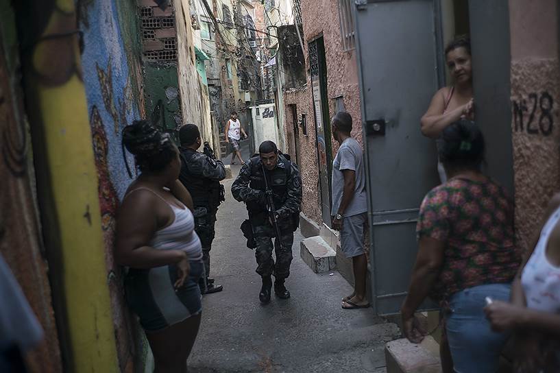 Полицейские патрулируют улицы фавел в Рио 