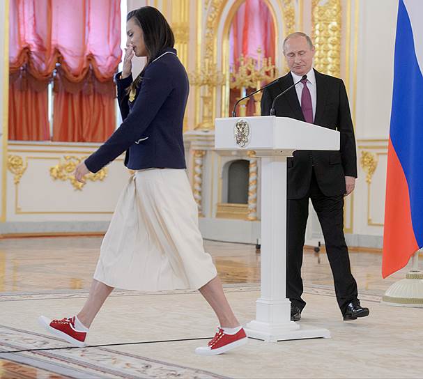 Елена Исинбаева, чтобы после проводов удалиться для беседы с Владимиром Путиным, не забыла сначала вернуться к своему месту за сумочкой