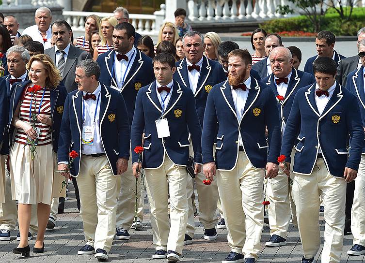 Члены олимпийской сборной России во время церемонии возложения цветов к Могиле Неизвестного Солдата в Александровском саду