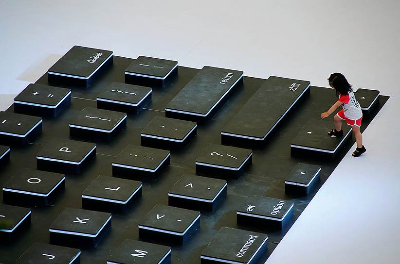 Пекин, Китай. Ребенок поднимается на огромный макет клавиатуры в торговом центре 